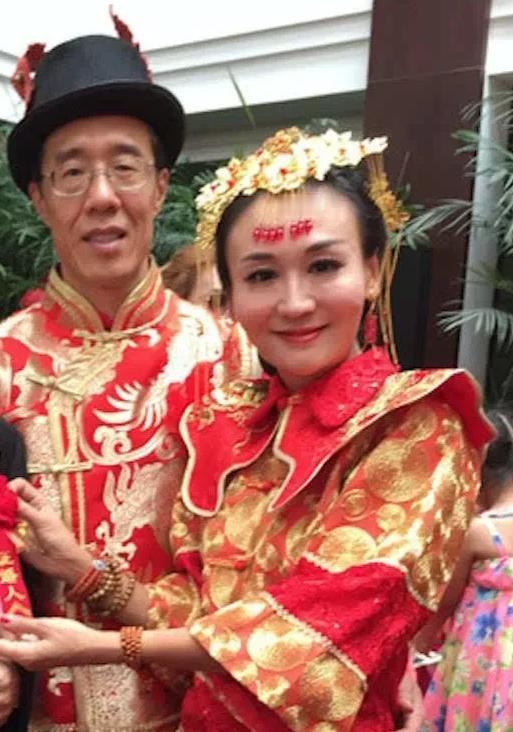 前央视主持人因执意嫁给美国人，与央视闹翻，声称“在美国当狗，也比在中国当人强！”