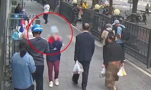 这女子的操作真是让人惊掉下巴！本科学历，干着自媒体工作还积蓄颇丰，居然因为“不会