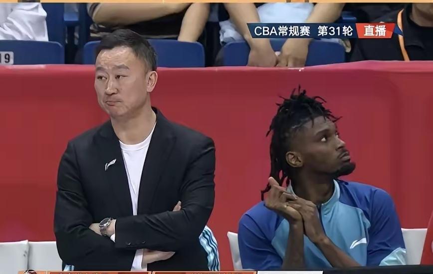 终场前11.5秒吴前的发球给琼斯挖了大坑，琼斯被抢断后拉人被判违体犯规。一时间浙