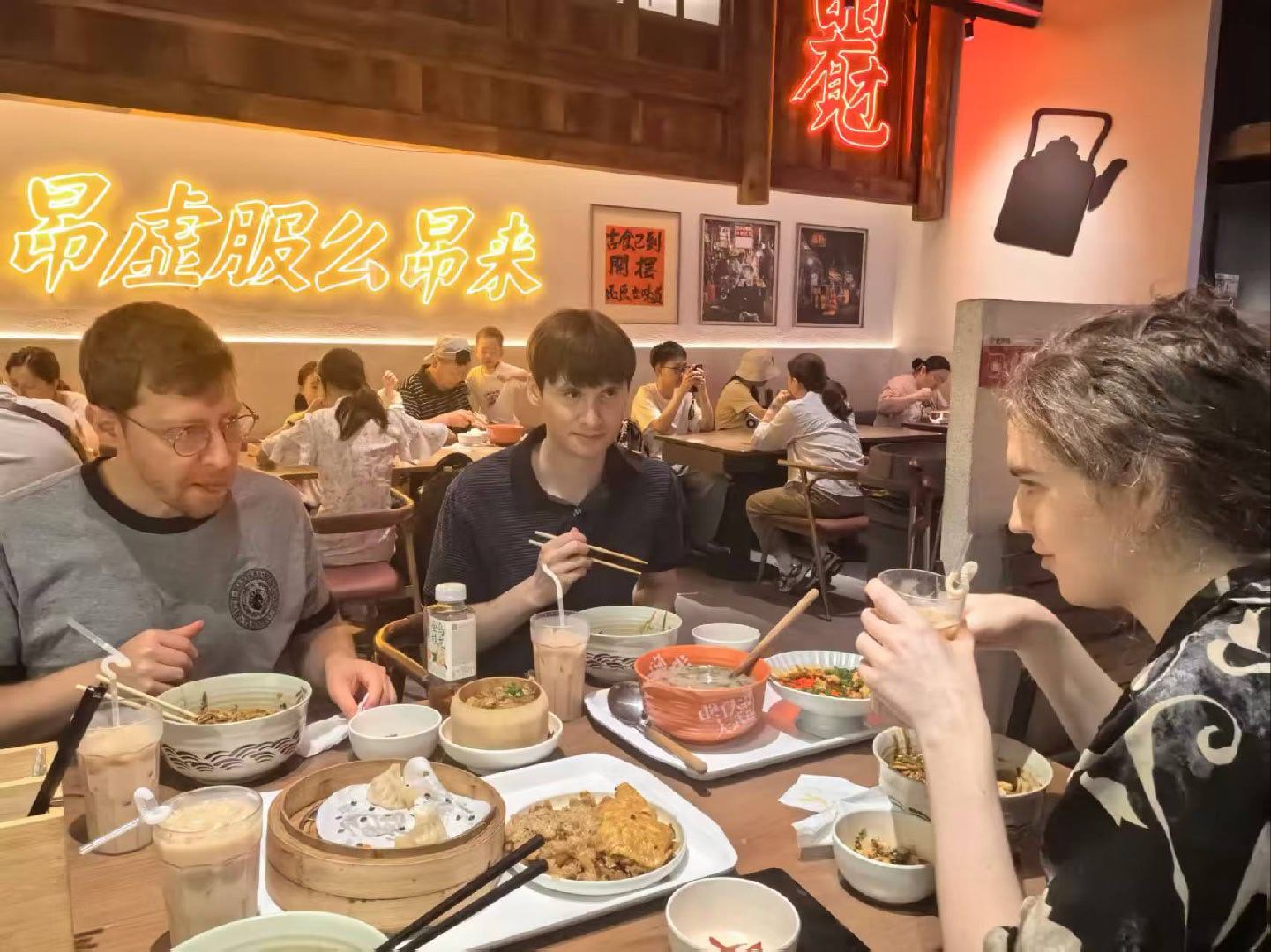 这几个b吃的好开心 明天就要开干了 