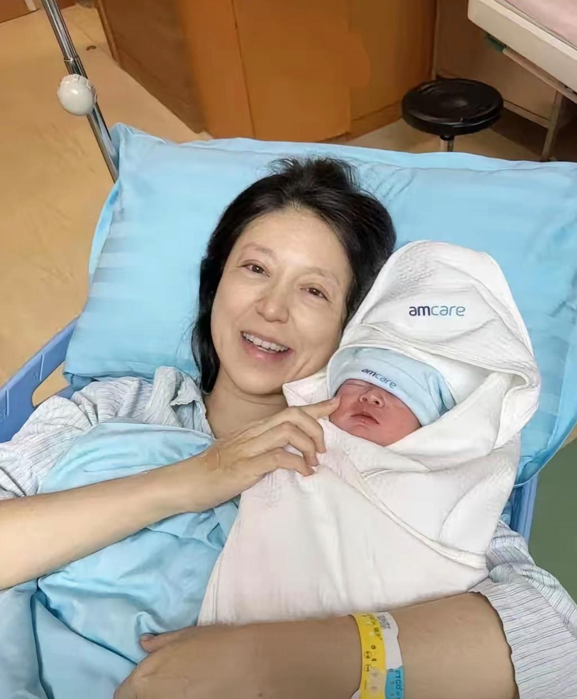 52岁产妇二胎
大儿子消防英雄牺牲
她的眼里全是光

这位52岁的妈妈在医院等待