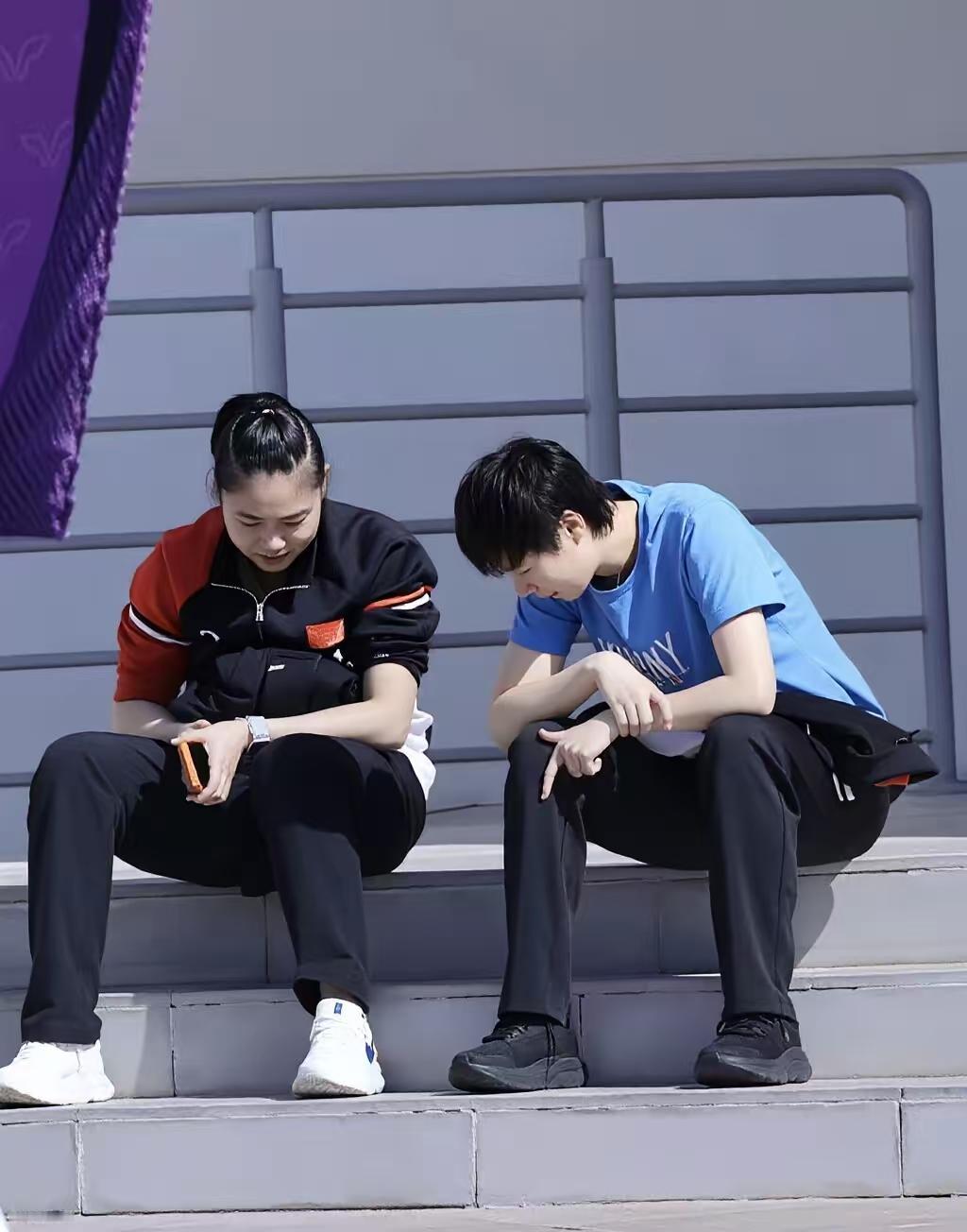 曼昱决定多哈比赛结束，回北京办件特别重要的事情。
       曼昱和徐奕，坐在