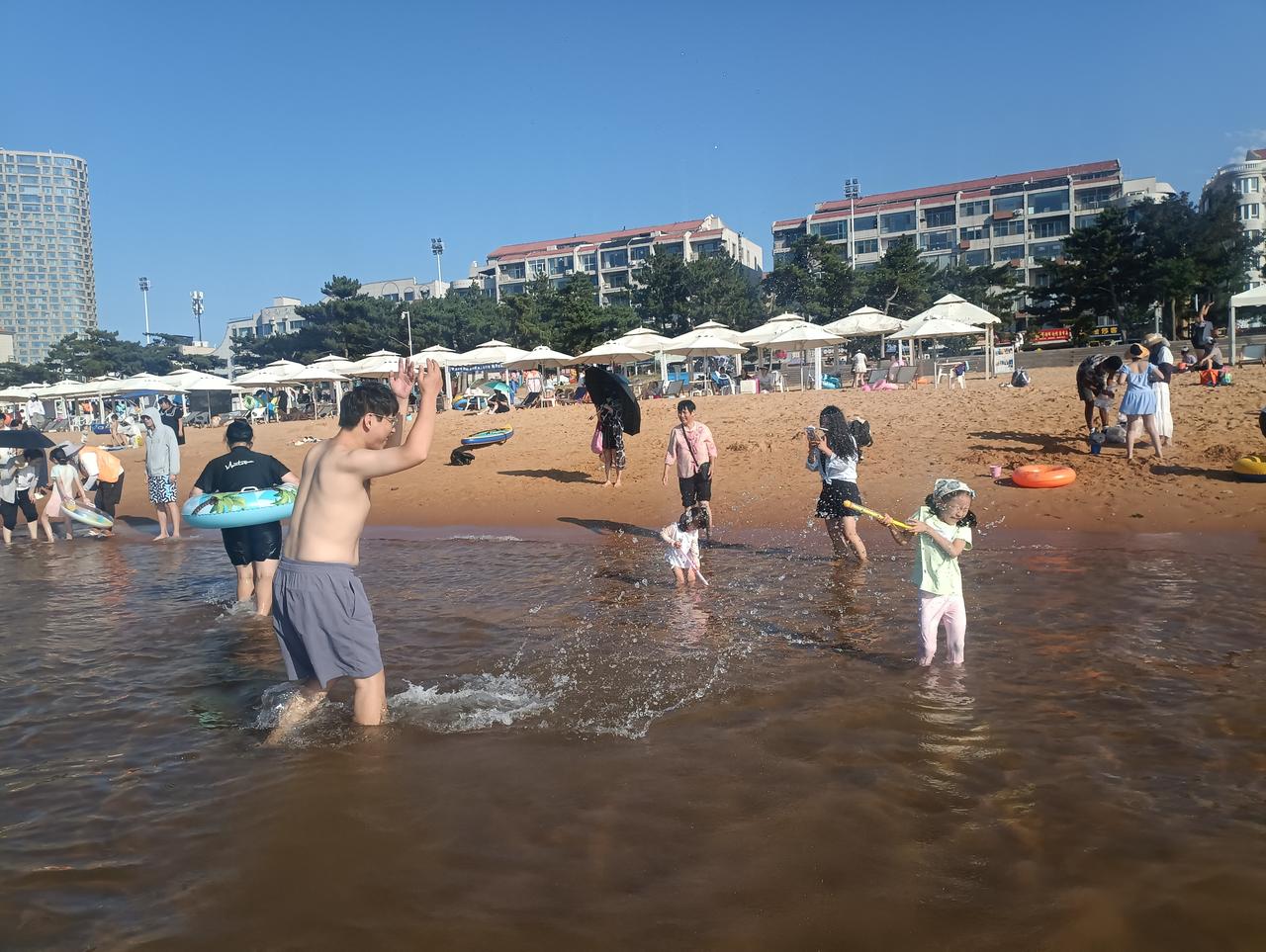 威海，值得一游！
来威海旅游，特别是在到了国际海水浴场，太美了。
远远望去，都是