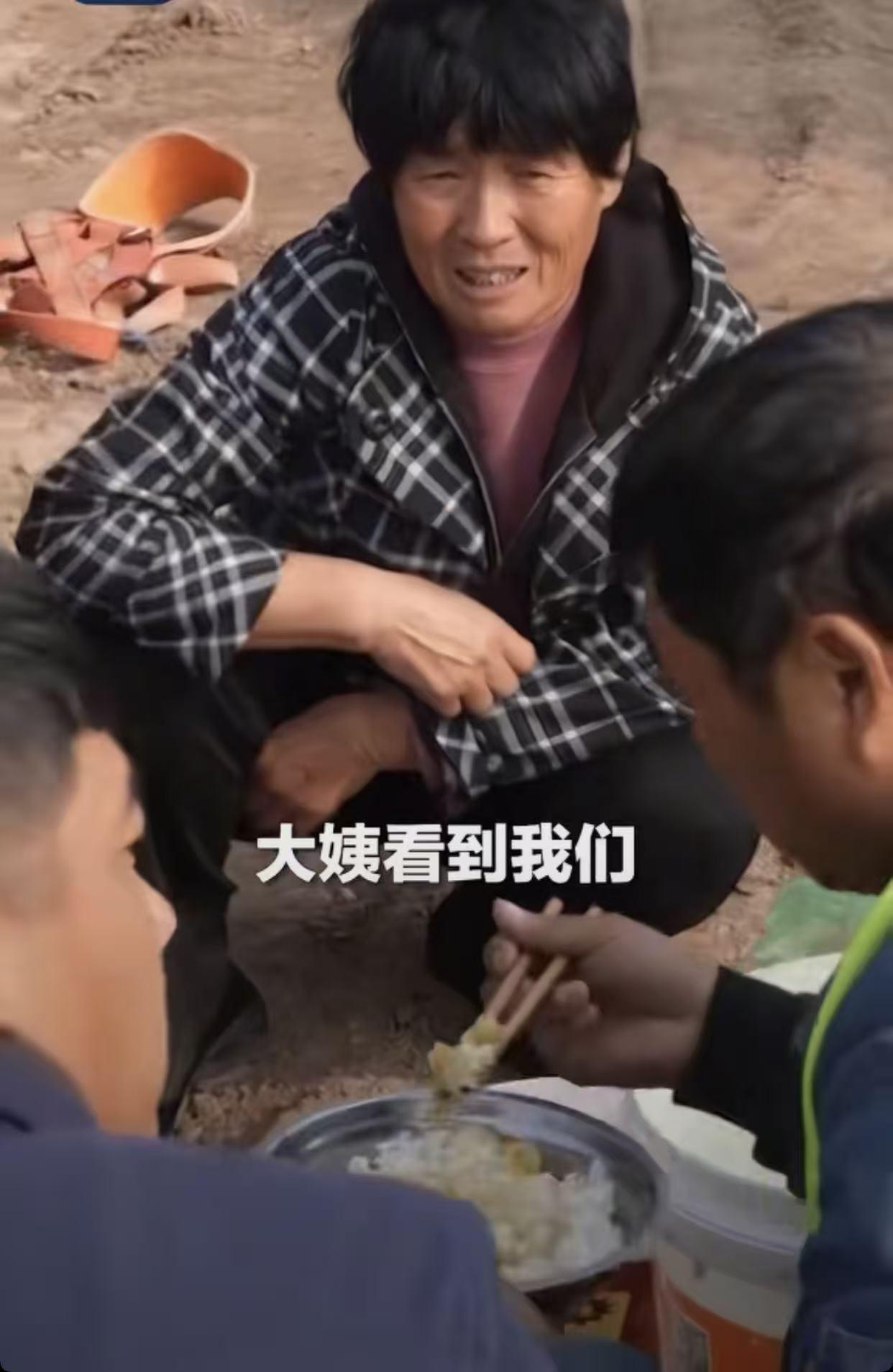 山东大姨的12份盒饭，让我看哭了

“他们年龄和我儿子差不多。”

山东大姨说这