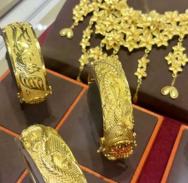 金价爆了，商家被围得水泄不通：有人一下买入16万，有人后悔没买

10月7日，国