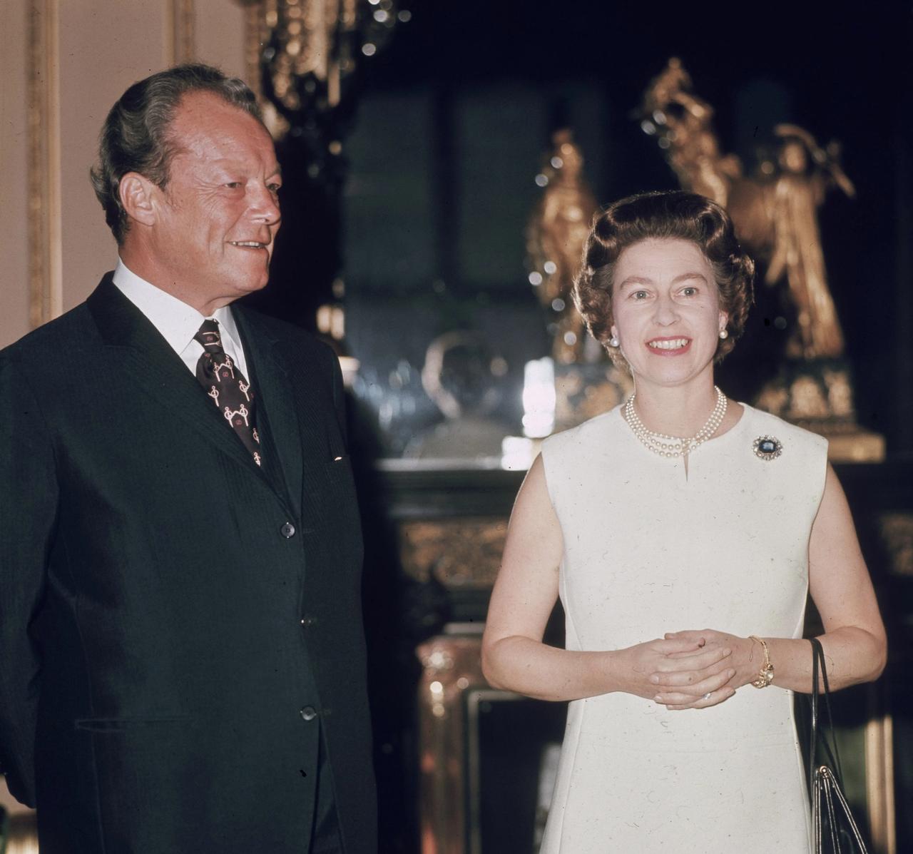 不指望卡米拉了！戴安娜王妃还是能和婆婆的品味相提并论，本次分享的是伊丽莎白女王这