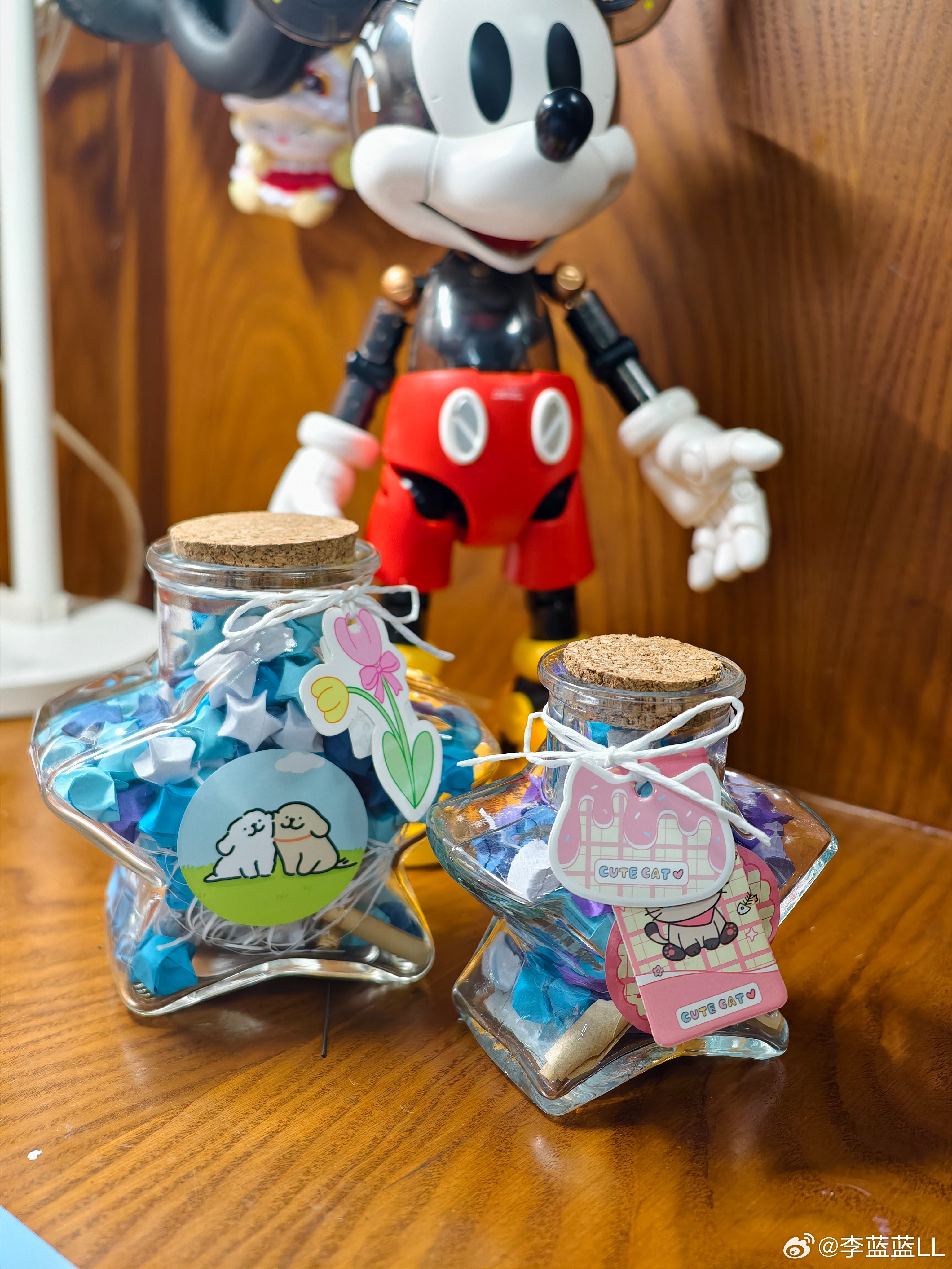 终于学会了折小星星！和朋友两人折了两罐星星。好好看啊！！！好喜欢！！