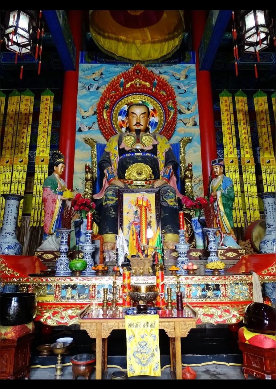 网上妖风又起，妄图使全国人民再挂神像，再唱神曲。且住，历史不容倒退，河水岂能逆流