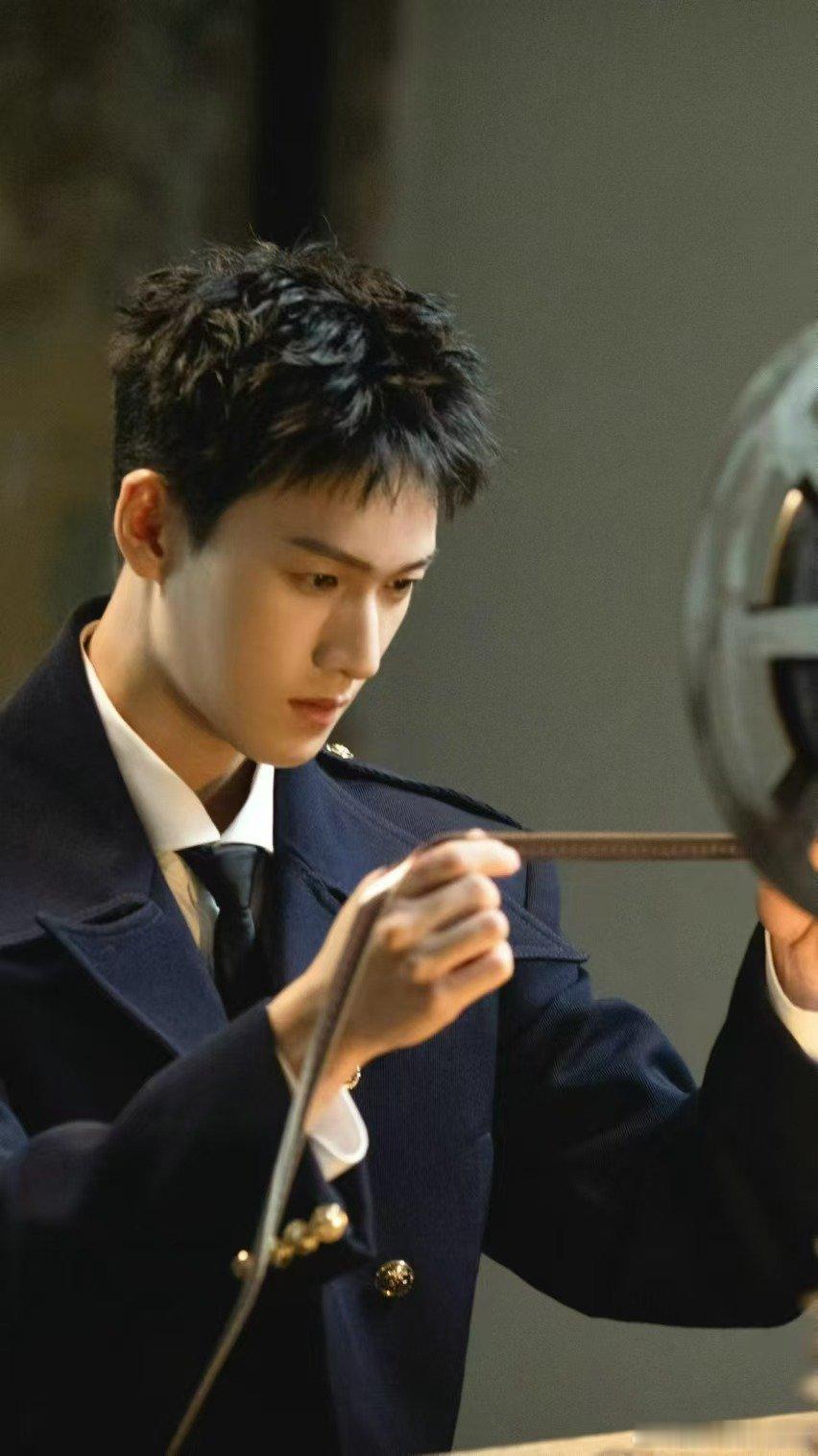 #李昀锐好有班味的生日会# 李昀锐生日会变身年会，这是什么神仙操作？粉丝福利满满