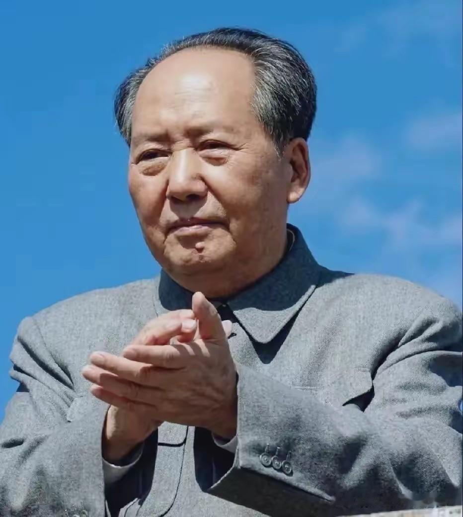 我心中的毛主席永远是那么慈眉善目，高大魁梧，笔直的中山装。
毛主席永远活在所有人