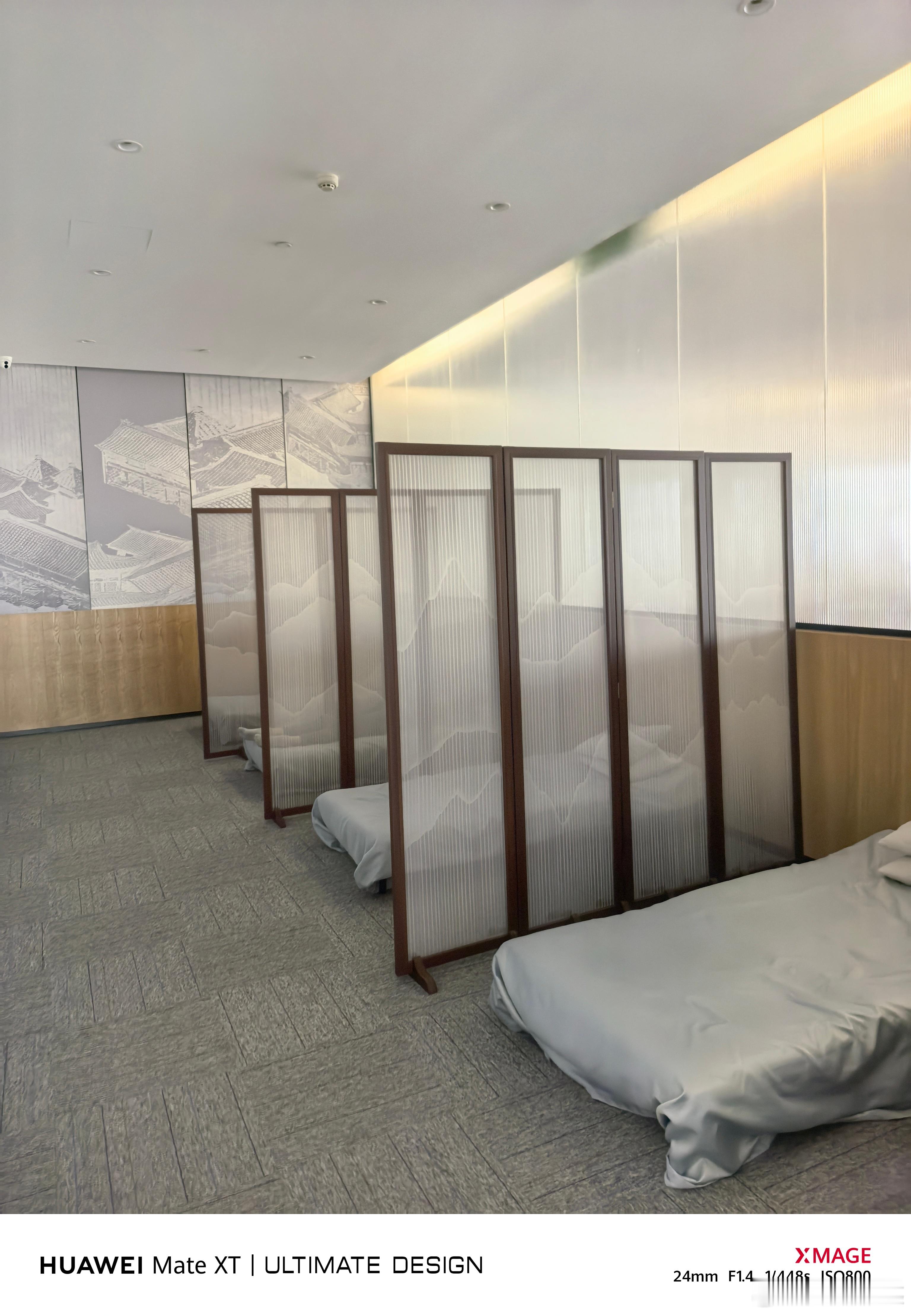 最近鸿蒙大酒店比较火，今天来西安北辰店里感受了一下，直接好家伙，星巴克服务都加上