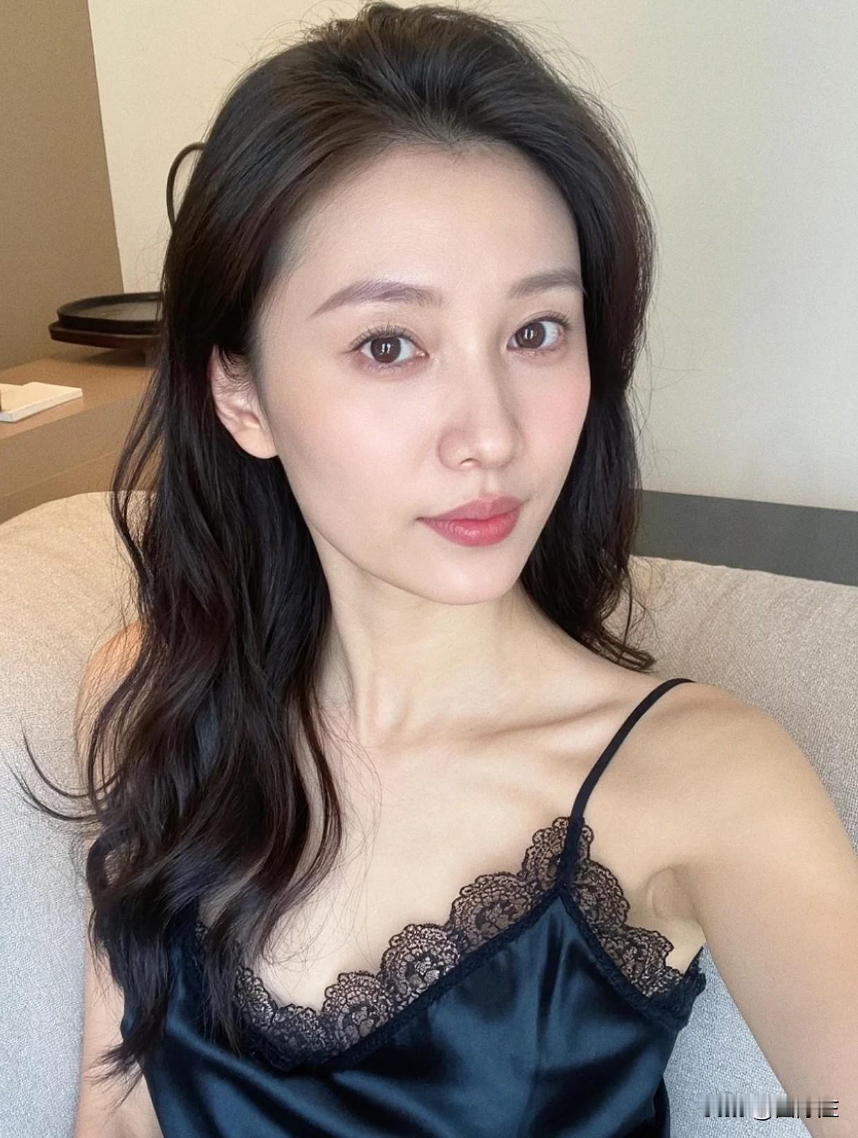 人到中年才明白：男人没了挣钱的本事，日子真就不一样了！
 
昨天在小区楼下碰见老