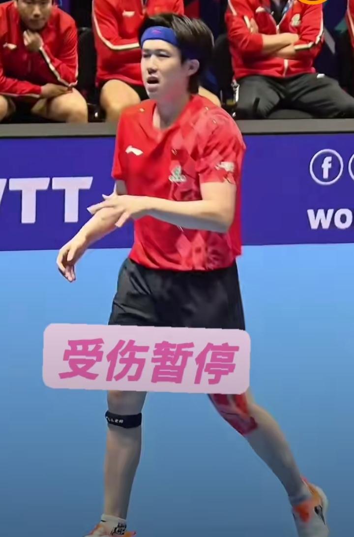 王楚钦比赛中手指受伤，队医第一时间冲过来，结果拿的东西完全不对路，大头直接摆手说
