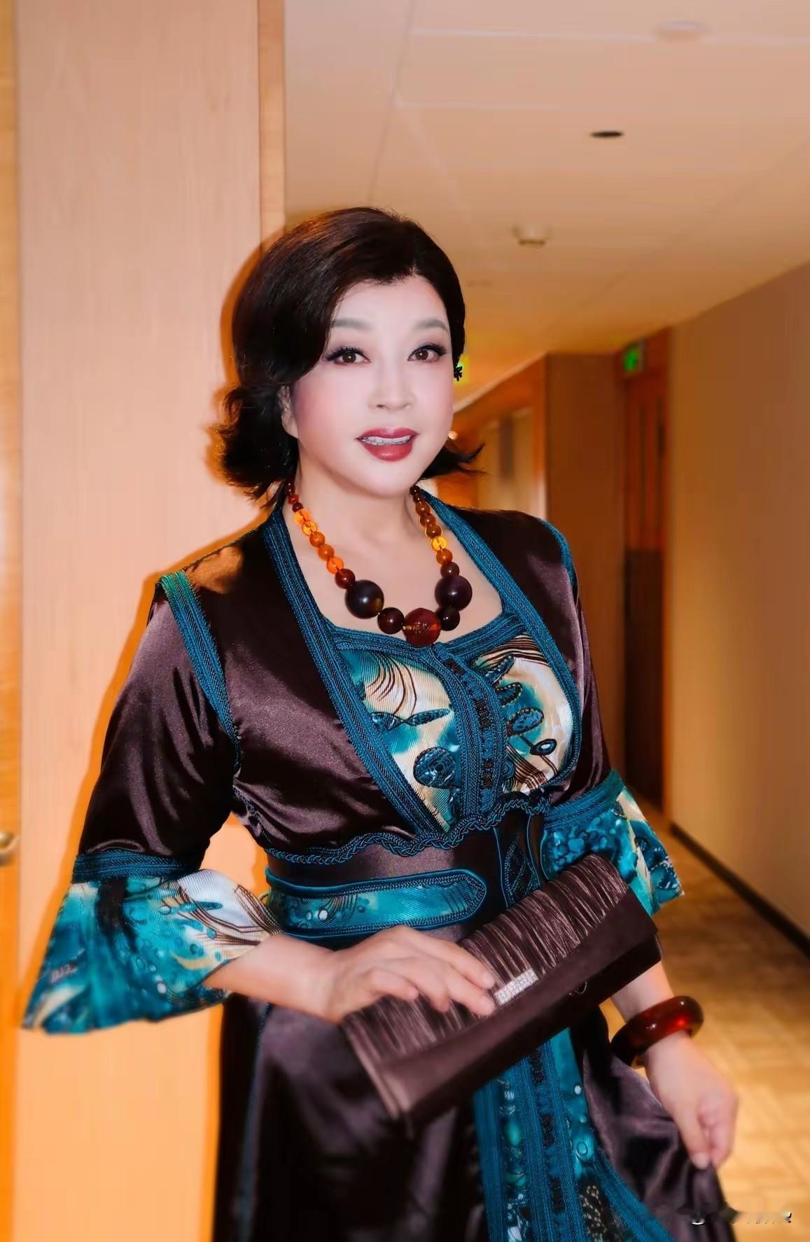 你可以说刘晓庆花心，
 
你也可以说她装嫩，
但是有一点，真的喷不了，那就是刘晓
