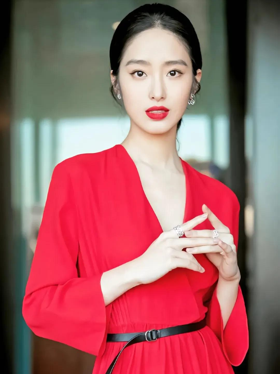 杨采钰，她的美，如同清晨的第一缕阳光，温暖而明亮；她的演技，恰似夜晚的繁星，璀璨