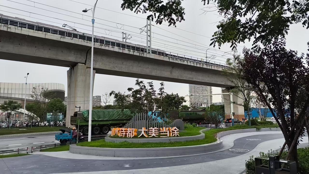 当涂的公交站可不好找，路边一根棍，上面一两个小牌牌，无人售票，2元一位，选择去太
