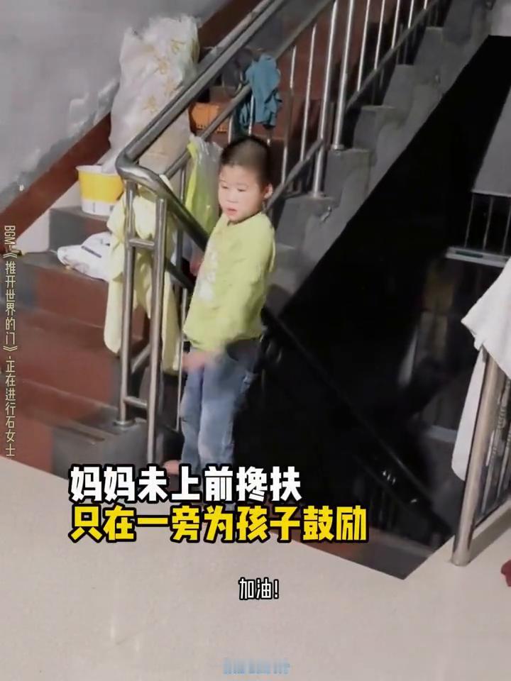 命运宣判他无法行走，母爱却用坚持创造了奇迹。
孩子身患罕见病，医生说他此生难以站