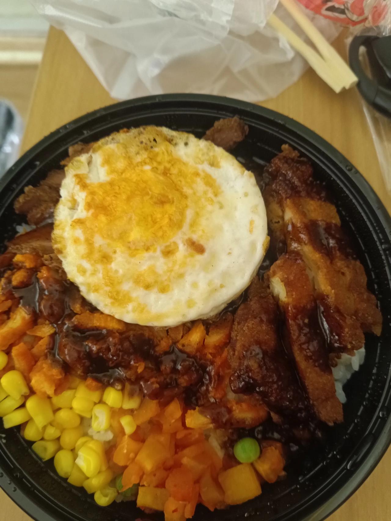 一个人的生活真的好无趣，又无聊啊，自己一个人都懒得做饭，随便凑合吃点吧，真的不想