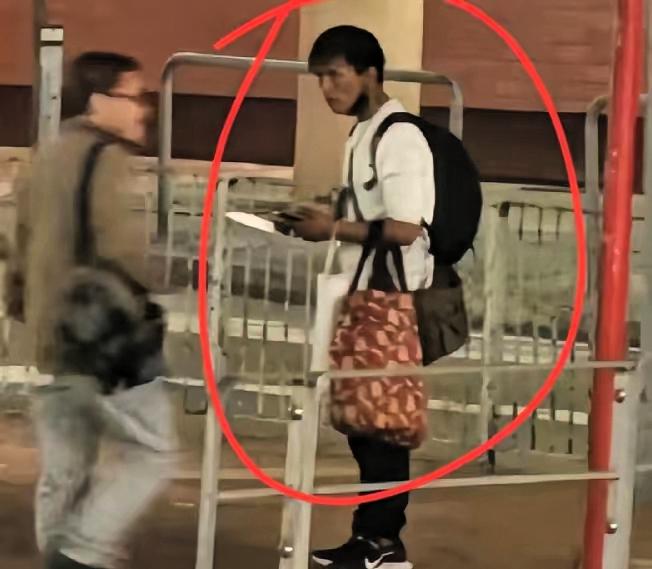 香港警察真专业！越南裔精神病男子，持刀劫持女路人被当场击毙！
 
香港屯门街头突