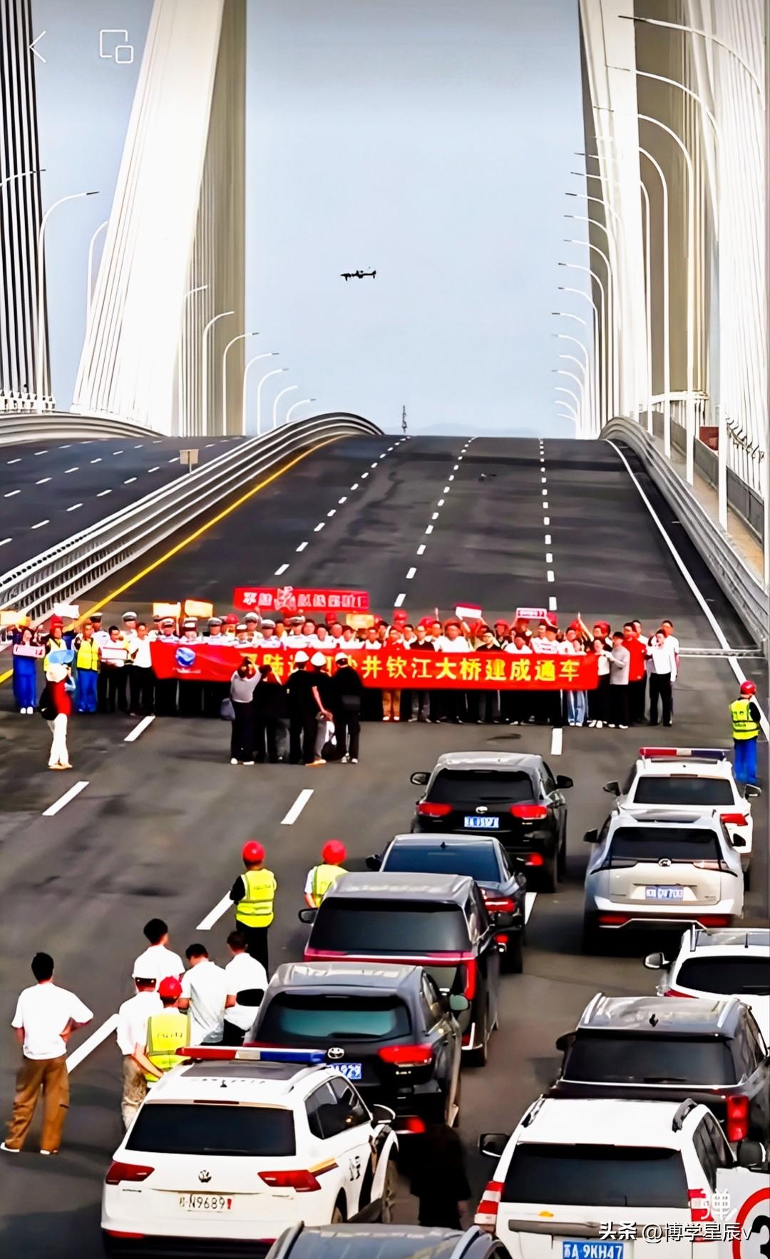 平陆运河钦州北部湾大道跨茅尾海“北部湾大桥”今天上午9时30分主线桥通车。是平陆