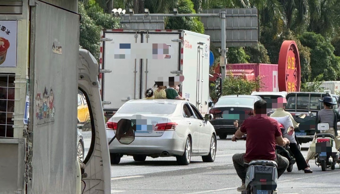 【玉林二环路桂K小车有多人伸出小车天窗】7月3日，据多名网友爆料称：玉林市二环路