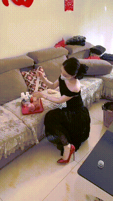这能喝吗？敢喝吗？还是不得不喝？
是在家里手打奶茶？还是什么？
为啥穿着这么正式