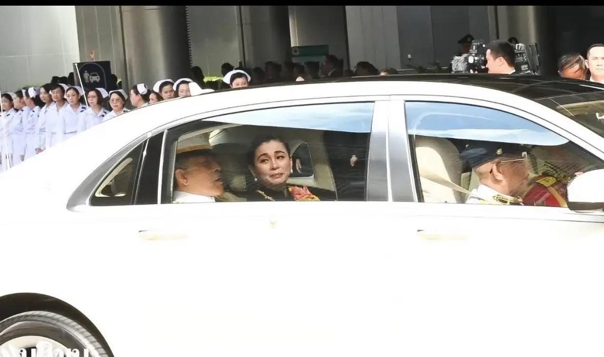 苏提达王后和诗妮娜贵妃都哭了！

帕公主起灵，她的家人为她送行，都是真的难过。