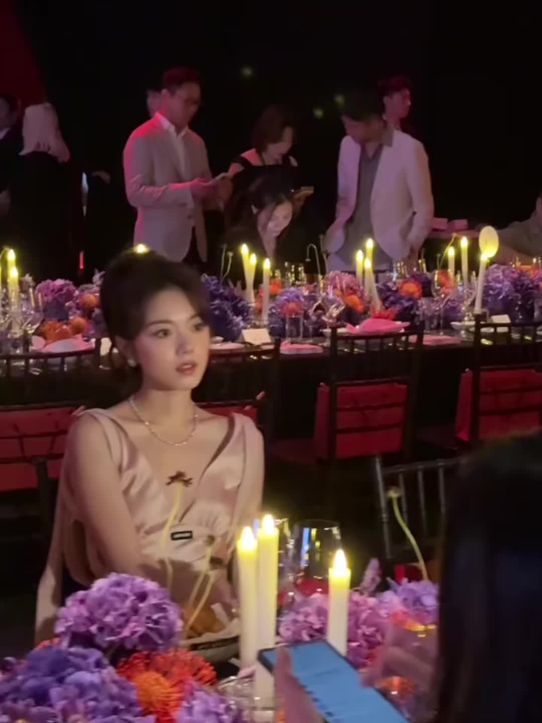 打扰一下参加晚宴的家妻正在回我消息