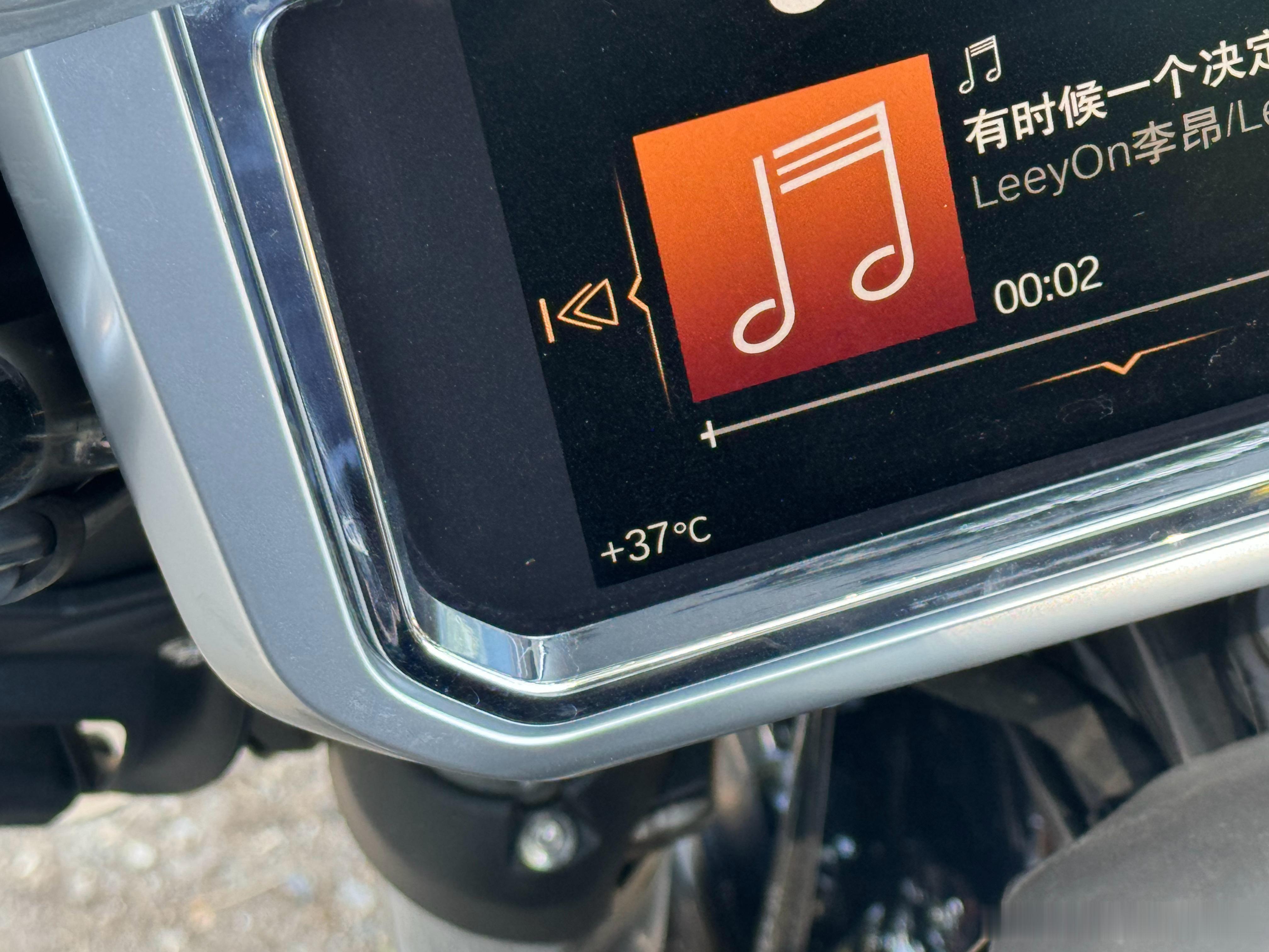 37度，拍一半，车没过热，人热懵了。。。#凯文聊摩托# ​​​