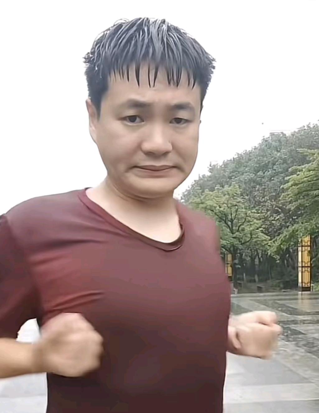你们听说了吗？之前很火的反诈老陈，聊起自己辞职的事。他说那时候太冲动，没想明白自