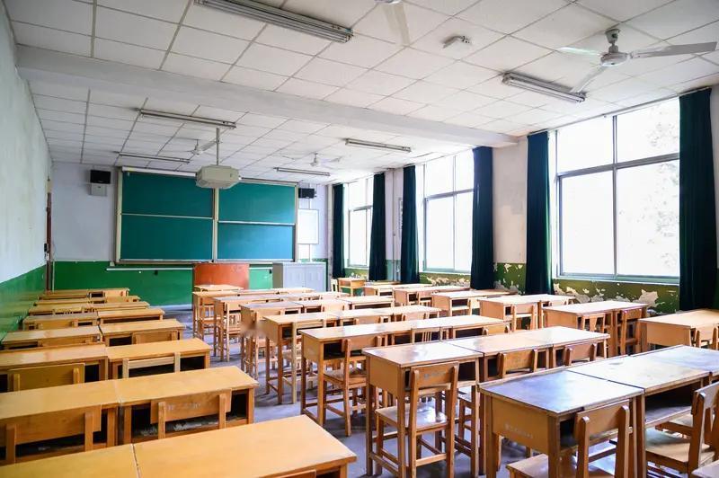 学生早晨进校时间，为何不按规定执行？
上级部门规定中小学生早上8点前不能到校，以