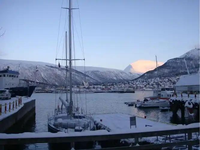 北约领土上居然有一座纯俄罗斯小镇，常年赔钱运营还不肯撤，这事怎么看都透着不对劲。