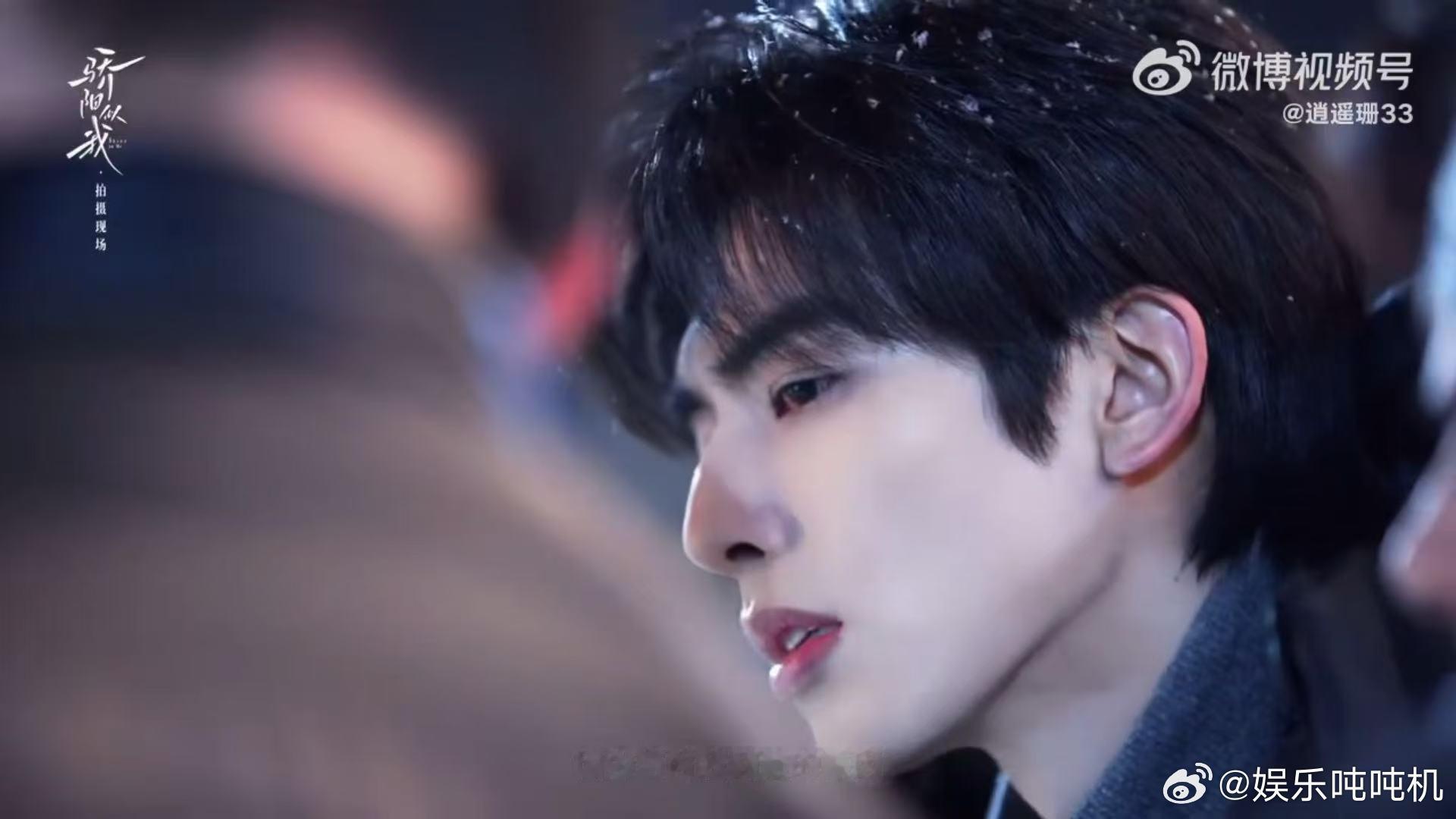 宋威龙演爱人真有一套 他懂得用细节去表达爱意，比如顺手递东西、帮对方挡一下风、下