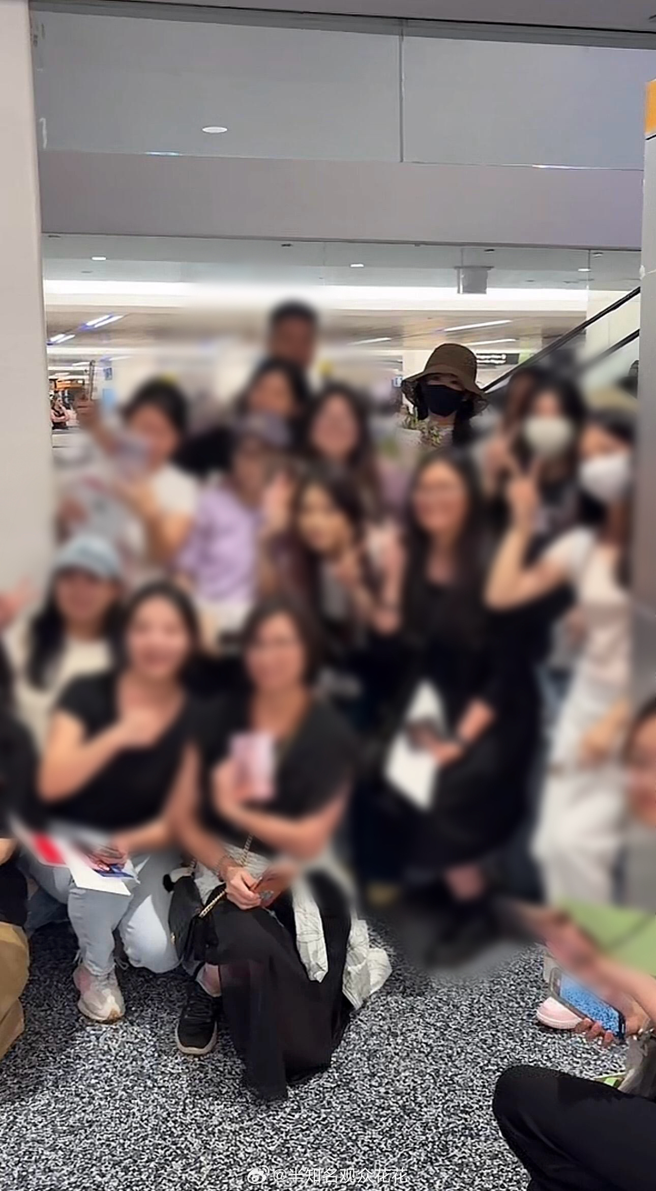 我不清楚的！我也想这样站在阿紫身边和她合影杨紫抵达纽约杨紫和粉丝拍合照