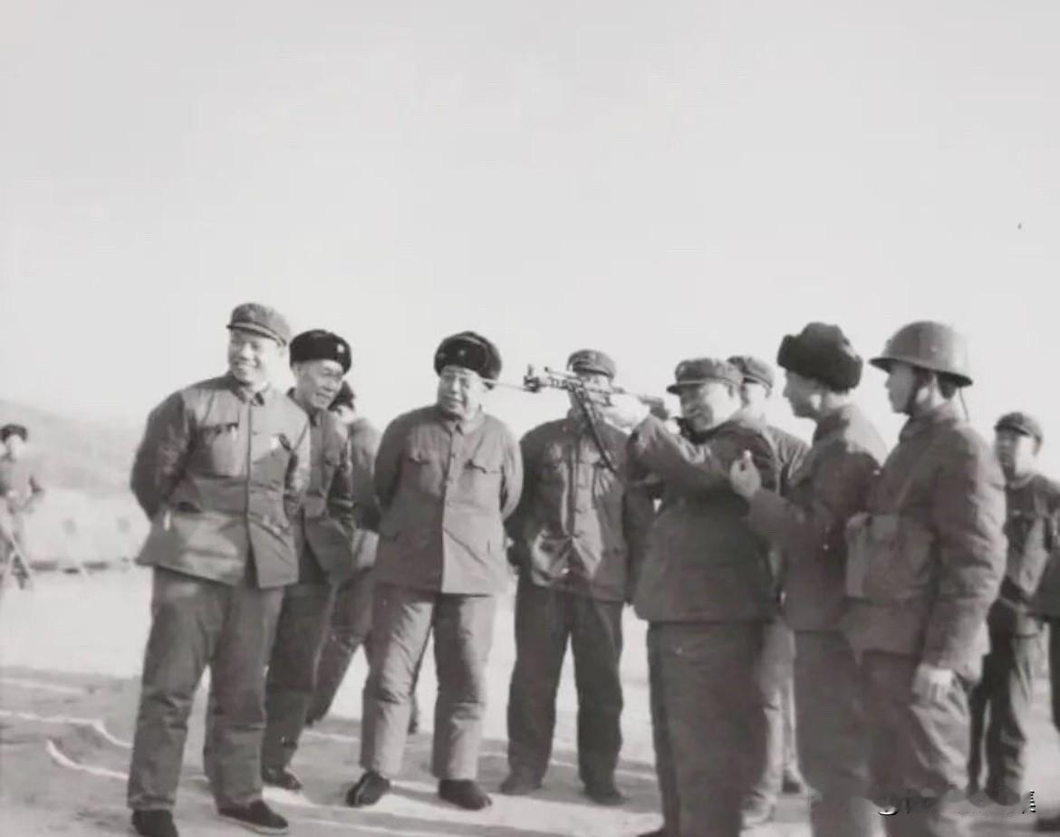 1980年冬，沈阳军区司令员李德生将军（前右三）深入部队为部队官兵示范立姿瞄准射