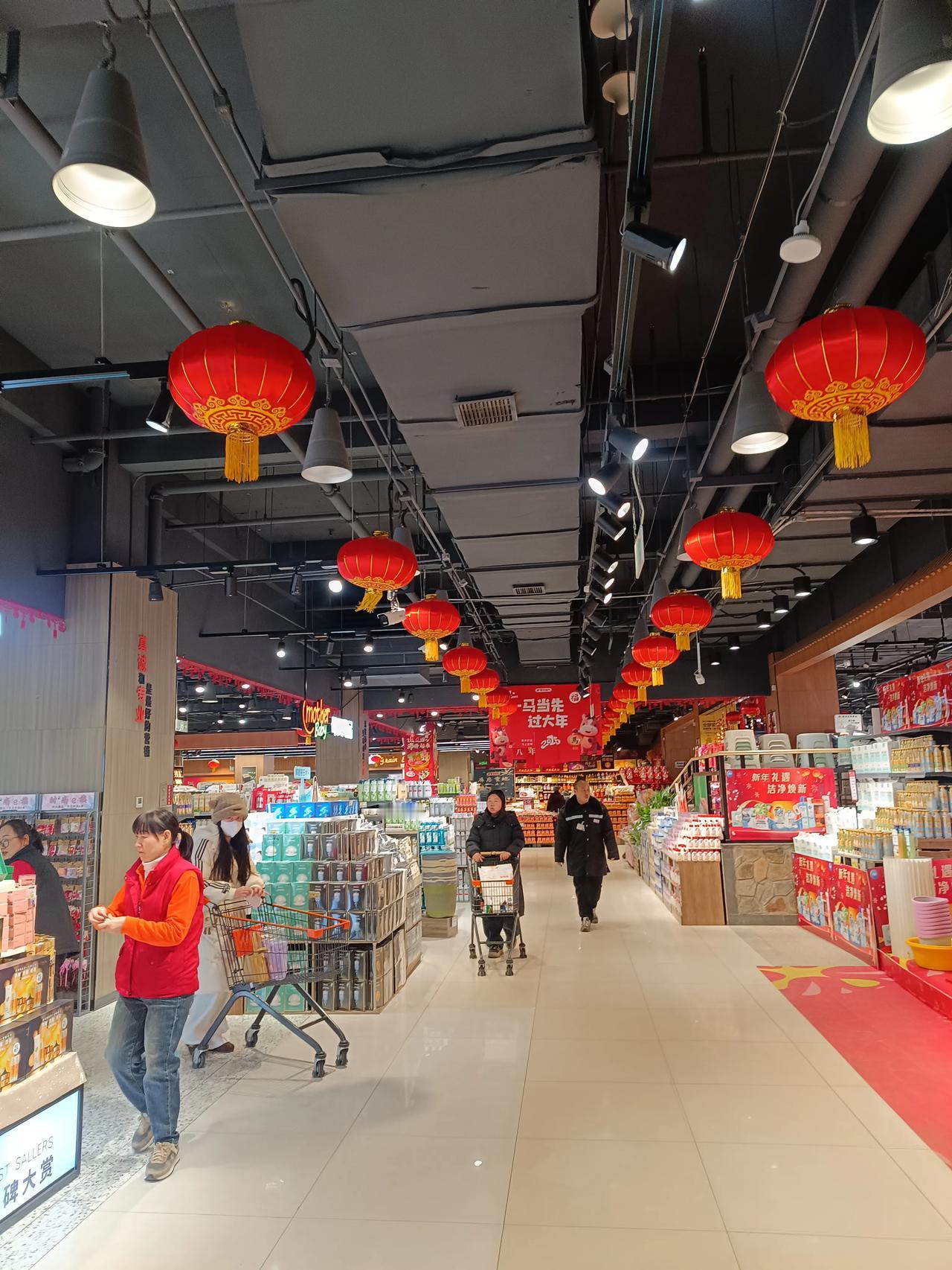 春节还有一个月就要到来了啊，超市里已经有了节日的气氛啊，这一年就要过去了啊，大家