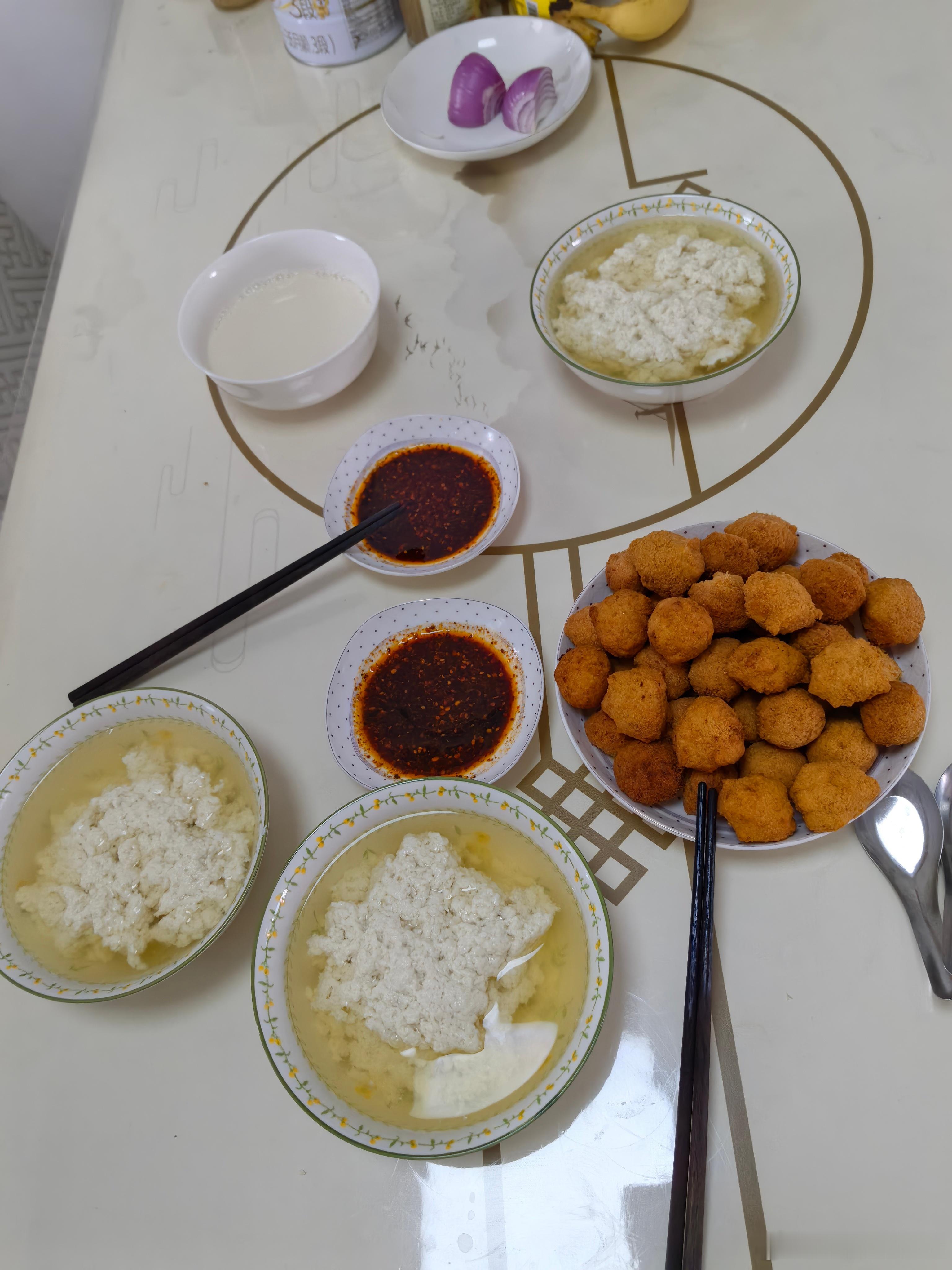 熊姐说家常味才最金贵！一大早公公就忙活开了，磨豆浆、熬浆、点豆花全套工序全自己来