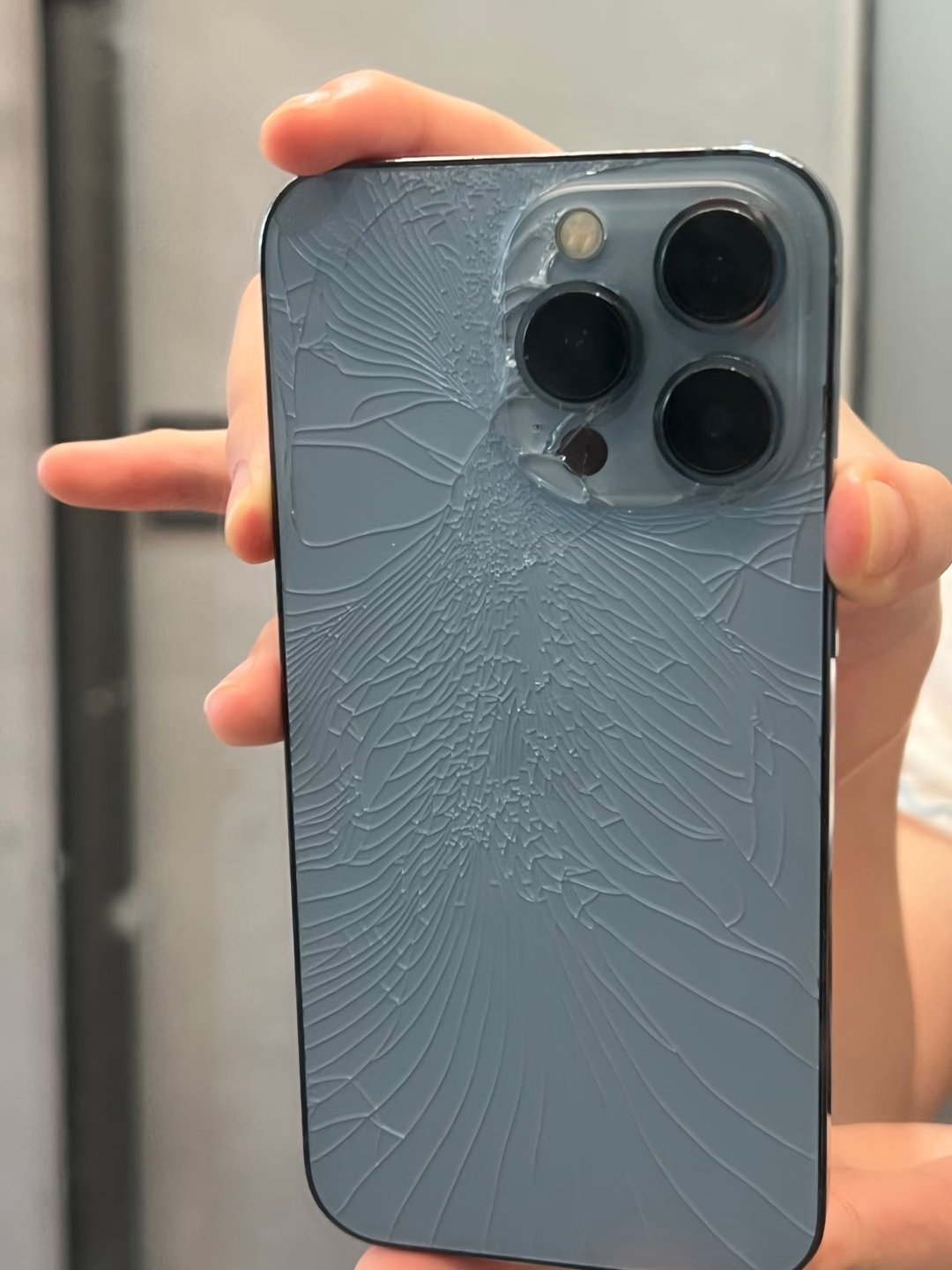 IPhone摔成这样了，修一下应该花不少钱！所以带个10块钱的手机壳就搞定了！ 