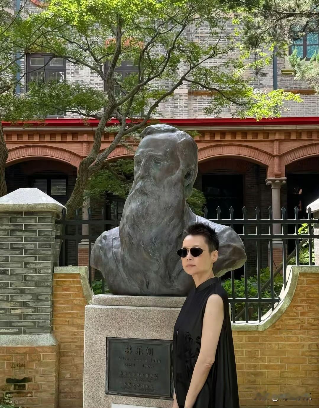袁立现身苏州大学，虽然看似消瘦了许多，但气质依然出众！
