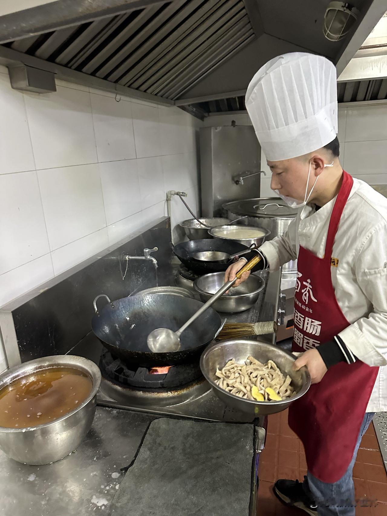 到四川成都过年，怎么能不去吃简阳羊肉汤呢？2月12日，我们来到天府机场所在地的四