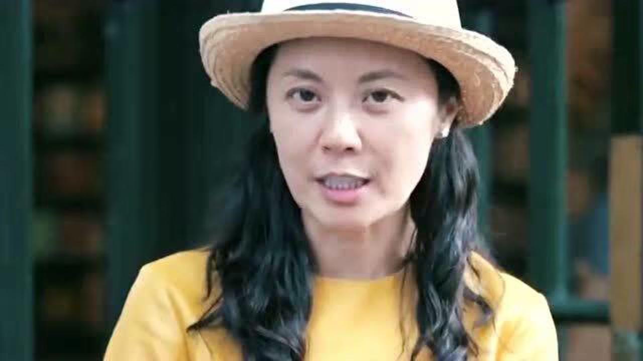 "我愿意放弃中国国籍，自愿加入英国！" 这句话，出自前央视才女主持人姜丰之手，这
