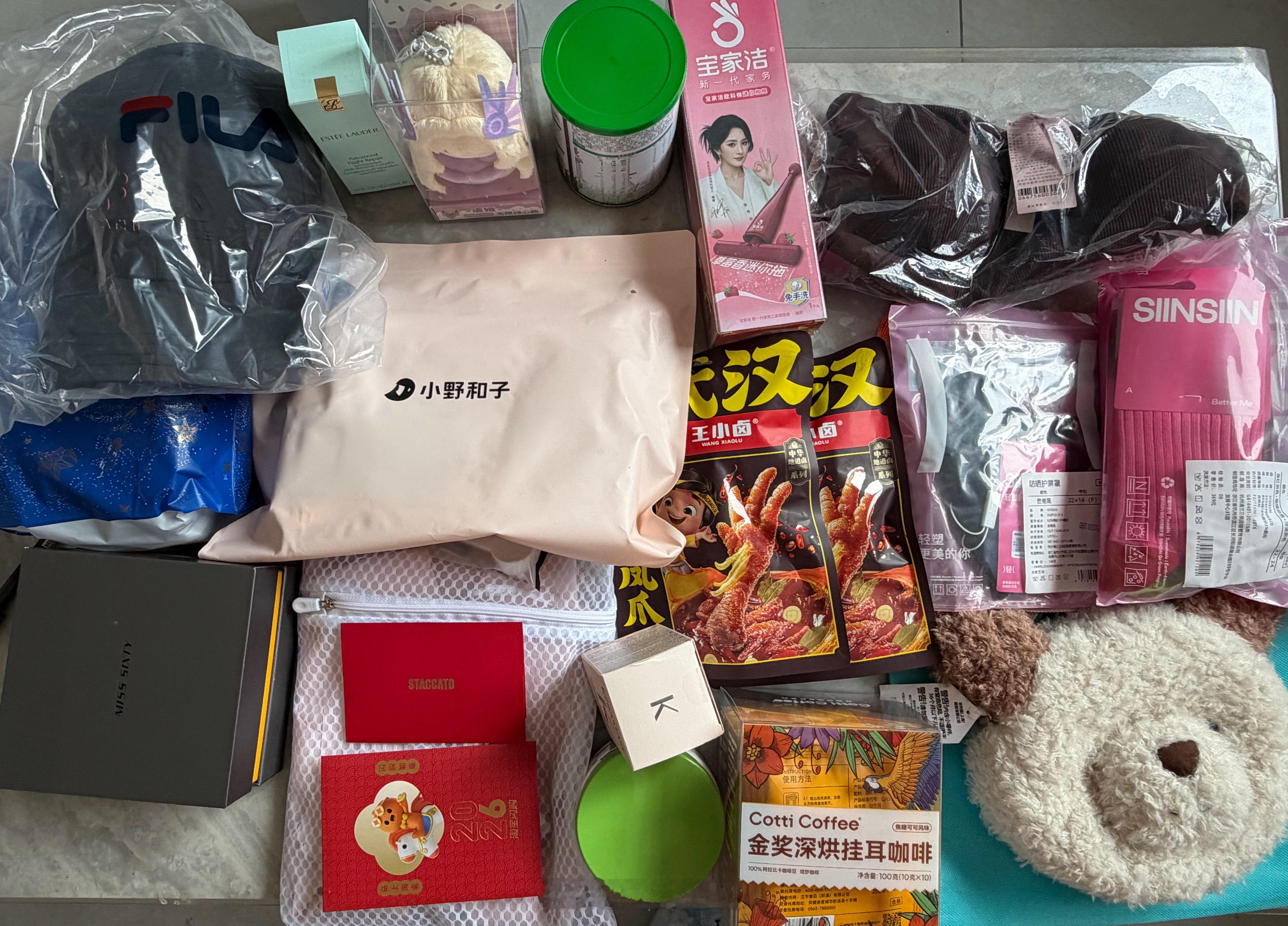 我应该是全网最后一个开新年礼盒的博主了。今年再次收到了幂姐的新年礼盒，一如既往地