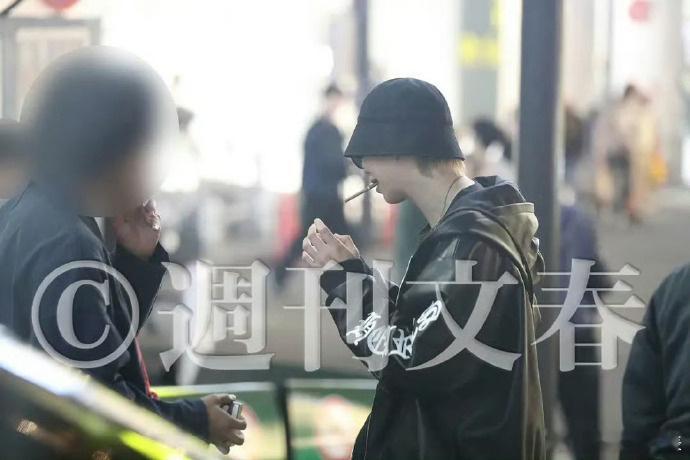 曝金南俊随手丢烟头 文春拍到bts金南俊在涩谷居酒屋与酒吧连轴转，还在街头吸烟。