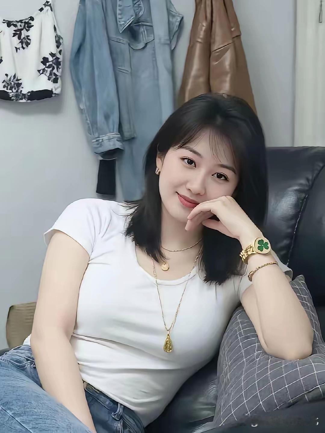不知谁送的新表，看把她“得瑟”的！