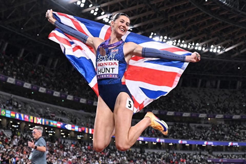 23岁英国短跑美女亨特自封女神 剑桥文学学士+世锦赛200米银牌