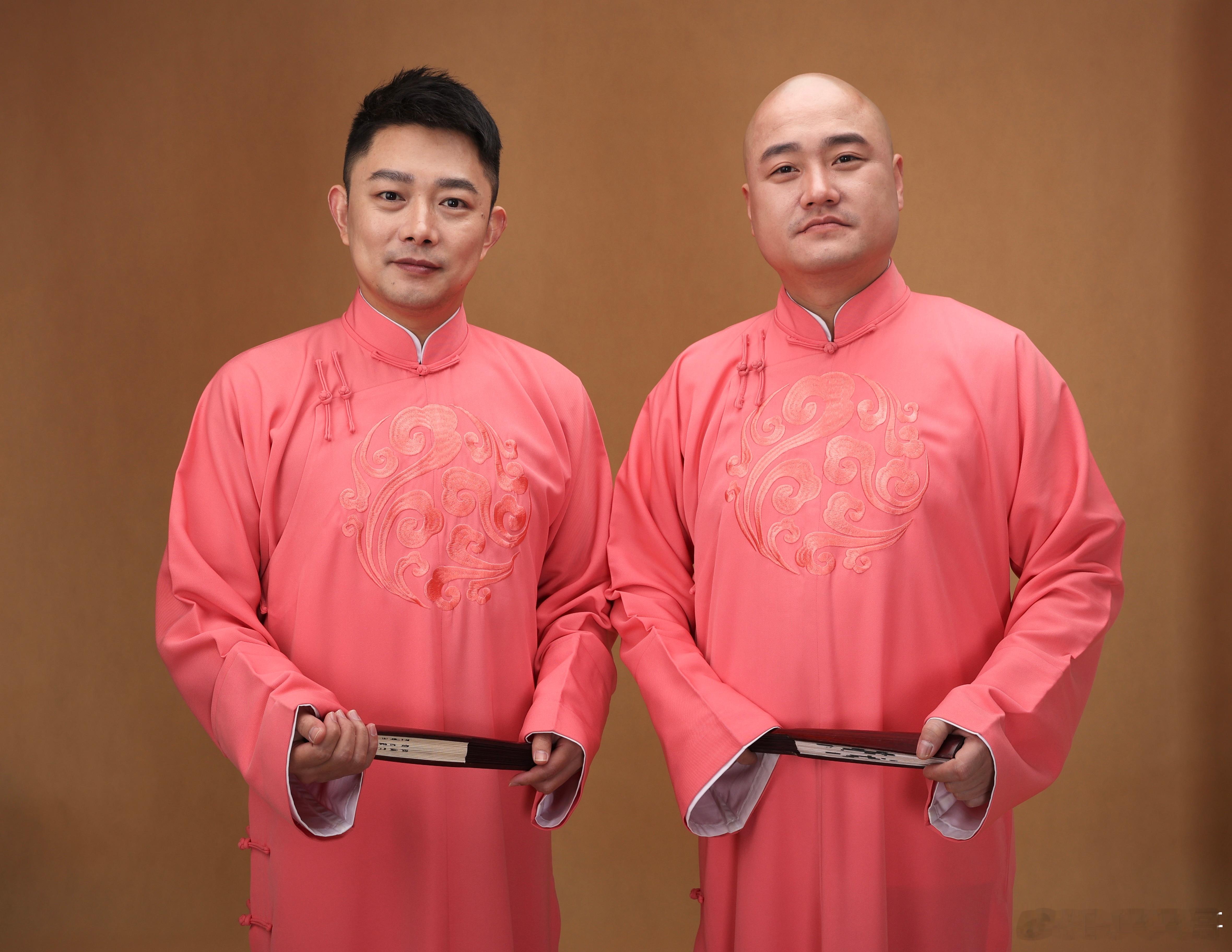 弄不住了！要上天了！越玩越花！女主持要说相声了！明天中午看主持人彭飞和“南水北调