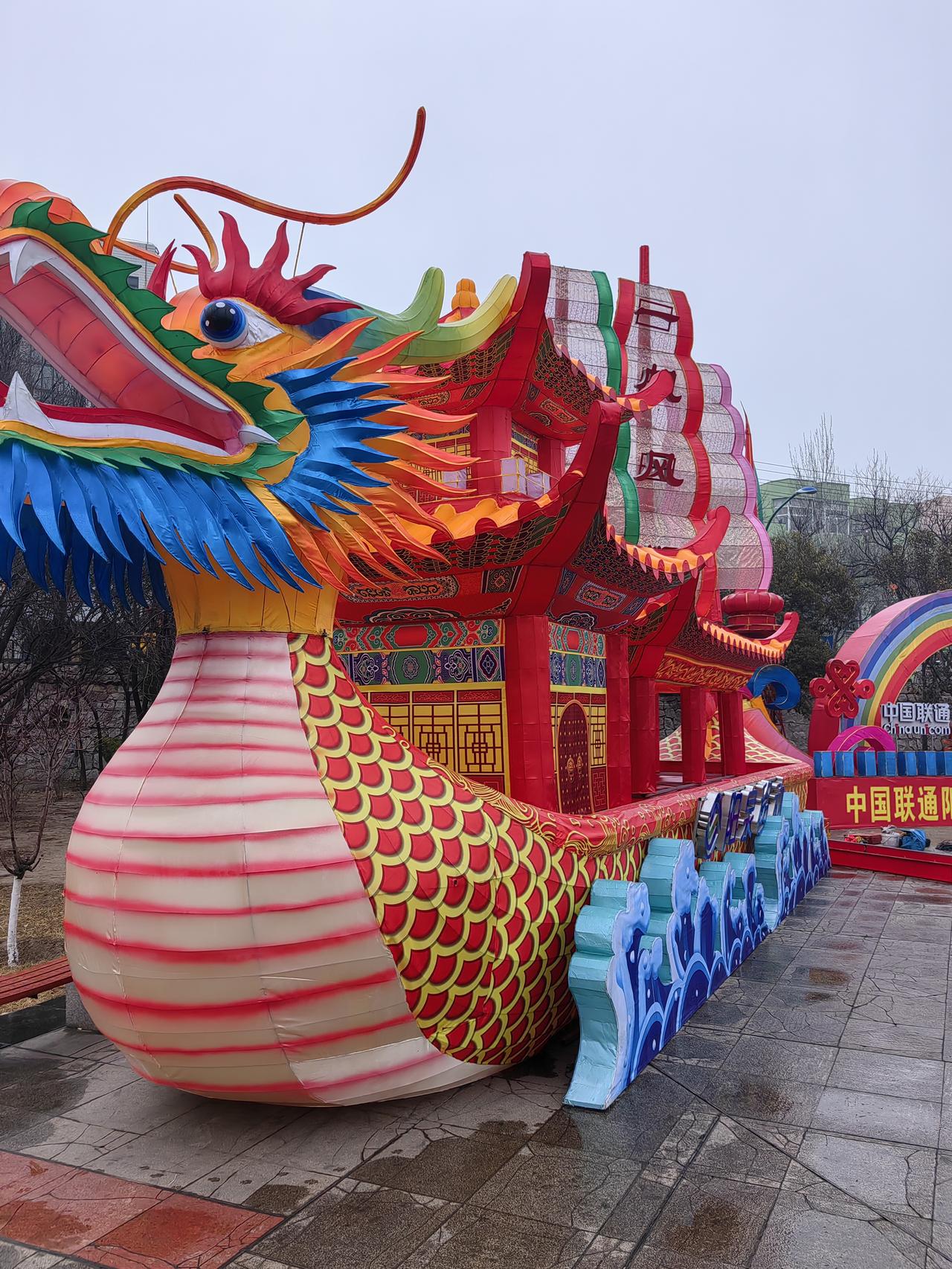 似乎有一部电视剧，讲述的是朱日和演习的故事。剧中，红军指挥部被蓝军打掉，指挥员“