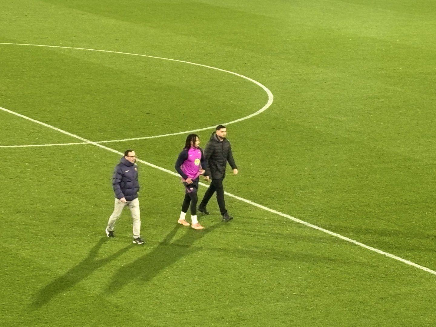 每体：昨天公开训练结束后，孔德是最后一个离开球场的球员。他花了半个多小时为球迷签