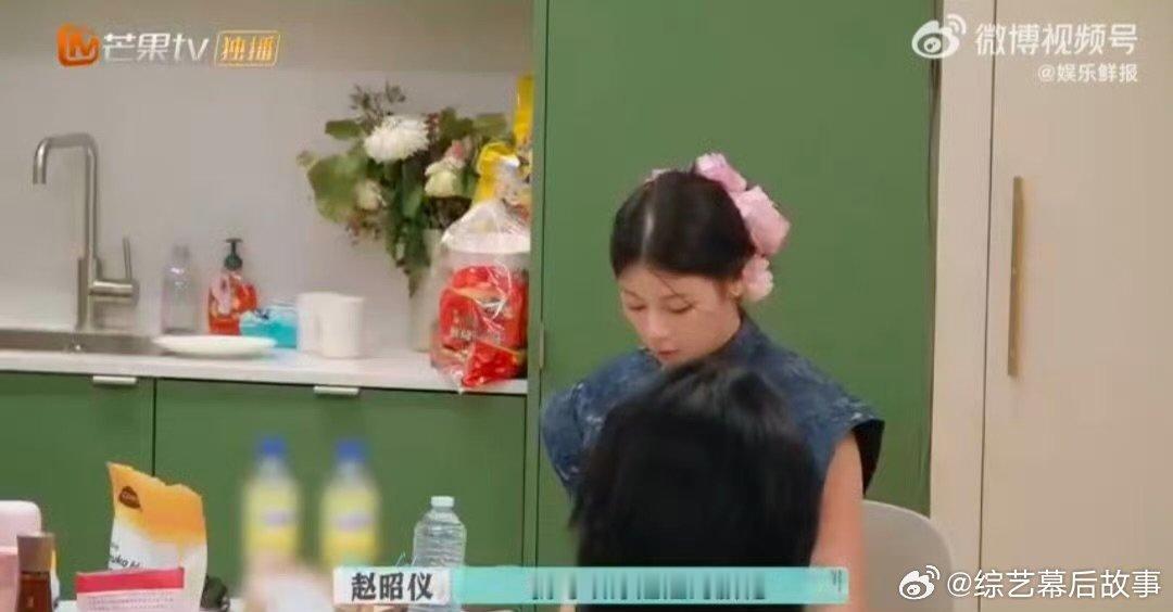 尚雯婕说赵昭仪开口就有反差 赵昭仪纠结旗袍造型反差，尚雯婕玩笑话一出，妹宝秒装委