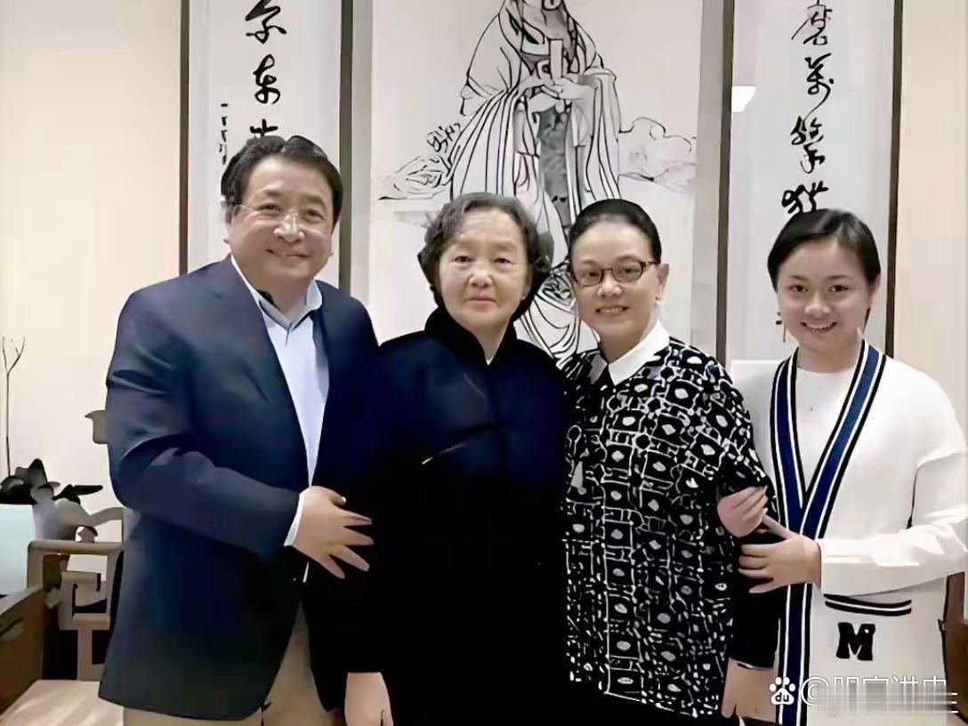 姜昆75岁了，如今和他46岁的女儿江珊一起生活。 